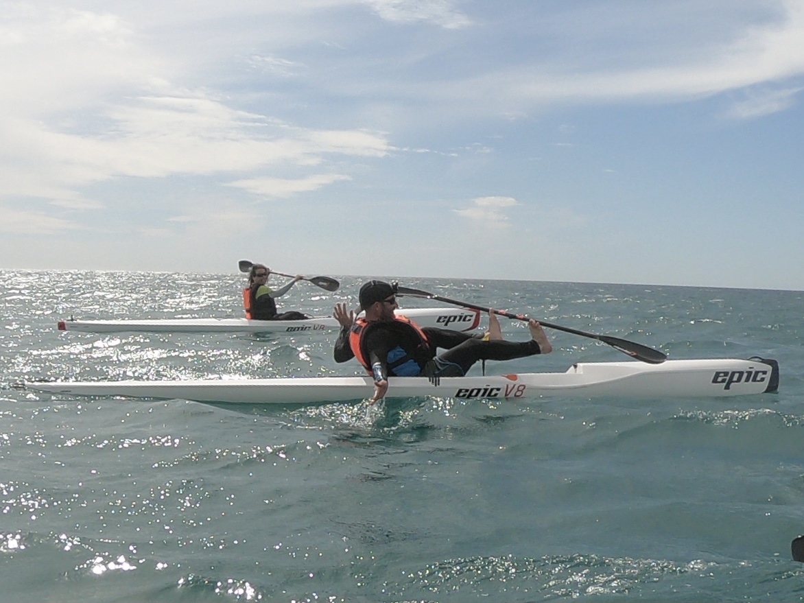 Zwei Surfski Paddler haben Spass in den Wellen