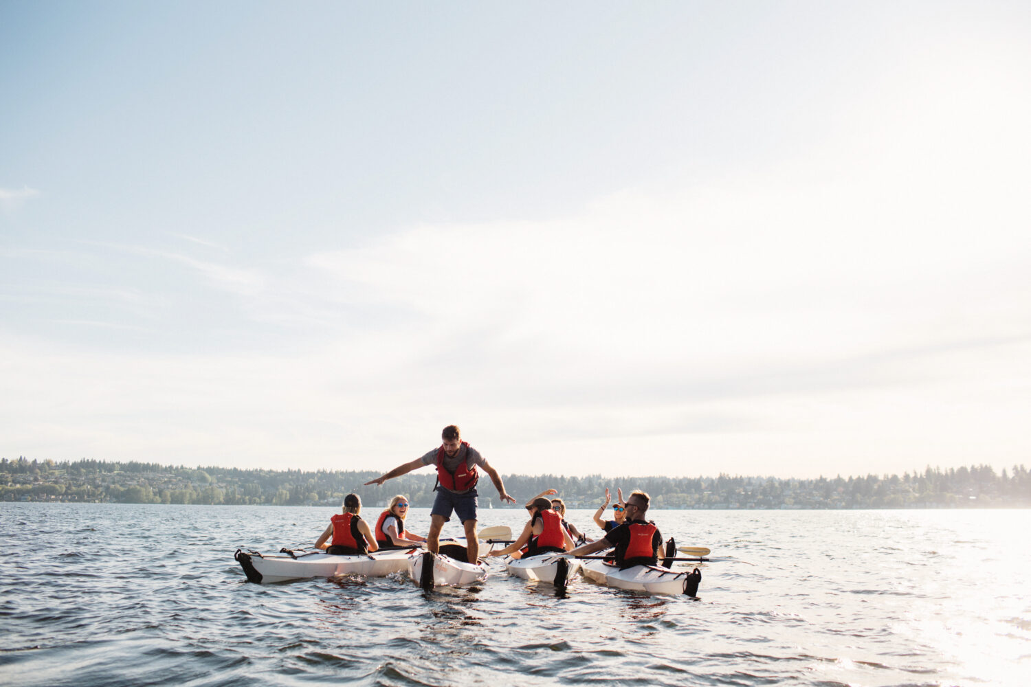 Bild zeigt eine Gruppe von jungen Leuten mit unterschiedlichen Oru Kayaks auf dem Wasser