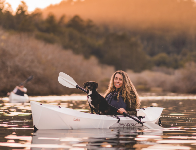 ORU Kayak Lake mit Frau und Hund