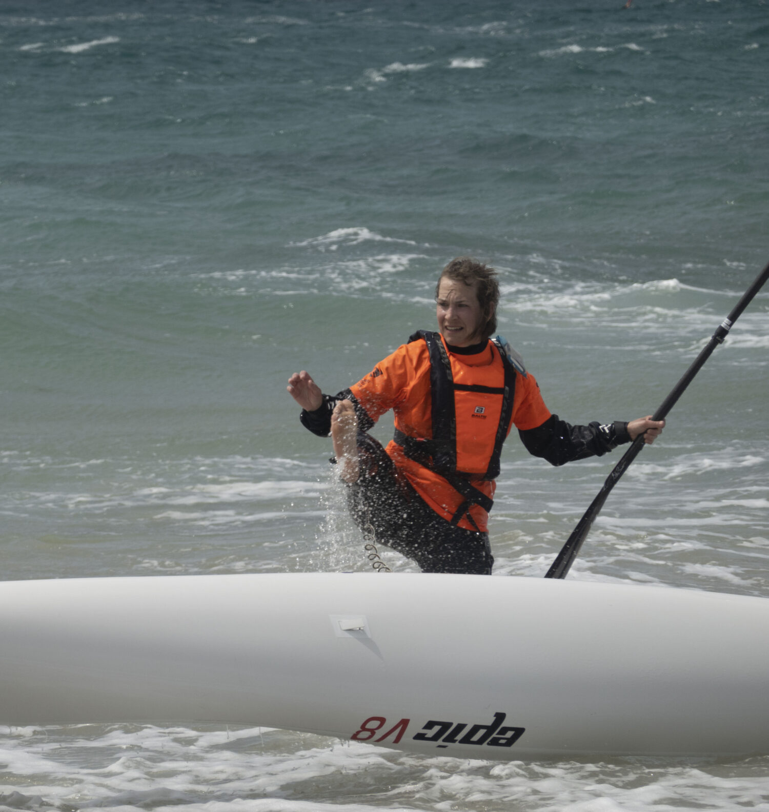 Surfski Paddlerin in Tarifa nach einer Kenterung am Beach